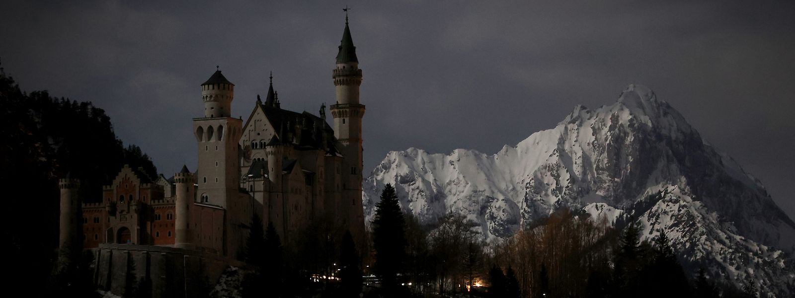Nur vom Mondlicht erhellt, steht das Schloss Neuschwanstein im Königswinkel.