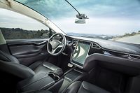 Tesla wies in einem Blogeintrag darauf hin, dass Fahrzeuge mit eingeschalteter Autopilot-Software die rezente Unfallstelle allein seit Jahresbeginn rund 20 000 Mal ohne Zwischenfälle passiert hätten.