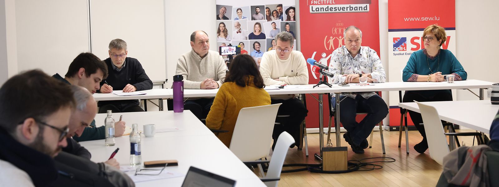 Thomas Klein, Christian Sikorski, Frédéric Krier, Georges Merenz et Joëlle Damé (de gauche à droite) de l'OGBL exigent que l'OGBL soit assis à table lors des négociations salariales du secteur public. 