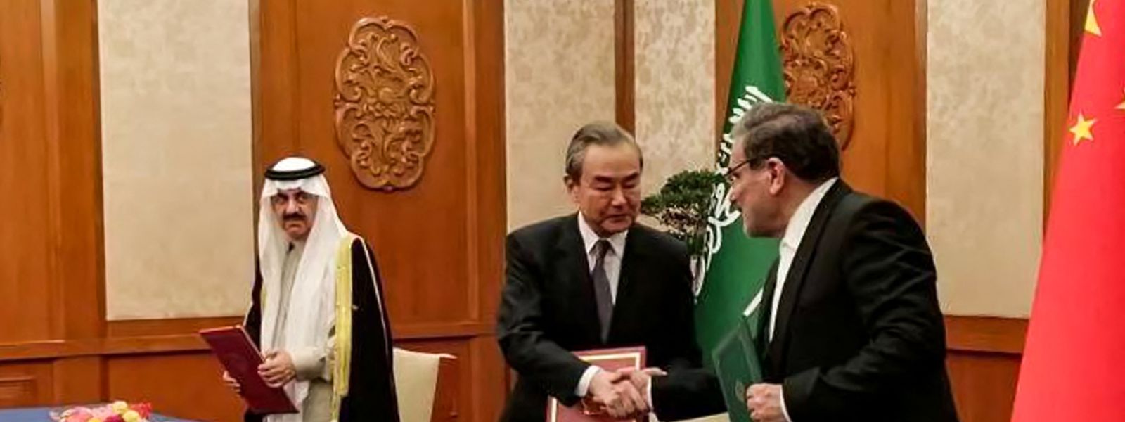 Die Sicherheitsberater Irans und Saudi-Arabiens mit Chinas Top-Diplomat Wang Yi bei der Unterzeichnung des Abkommens in Peking.