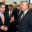 O ministro dos Negócios Estrangeiros, Sigmar Gabriel (esq.) fala com o seu homólogo turco, Mevlüt Cavusoglu, durante a visita deste à cidade alemã Goslar