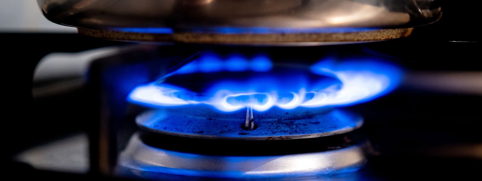Eine Gasflamme brennt auf einem Küchenherd: derzeit mangelt es an dem Brennstoff nicht.