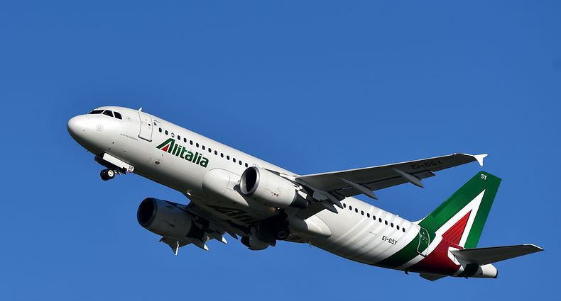 (FILES) In this file photo taken on May 31, 2019 An Airbus A320 bearing the livery of Alitalia airline takes off from Rome's Fiumicino airport on May 31, 2019. - Italy's state railway Ferrovie dello Stato (FS) said on July 15, 2019 it had chosen the Atlantia group, owned by the Benetton family, and the American airline Delta as partners in rebooting ailing flagship carrier Alitalia. The economy ministry will be the fourth investor in the relaunch of the airline, which has failed to compete with low-cost European rivals and was placed in administration in 2017. (Photo by Alberto PIZZOLI / AFP)