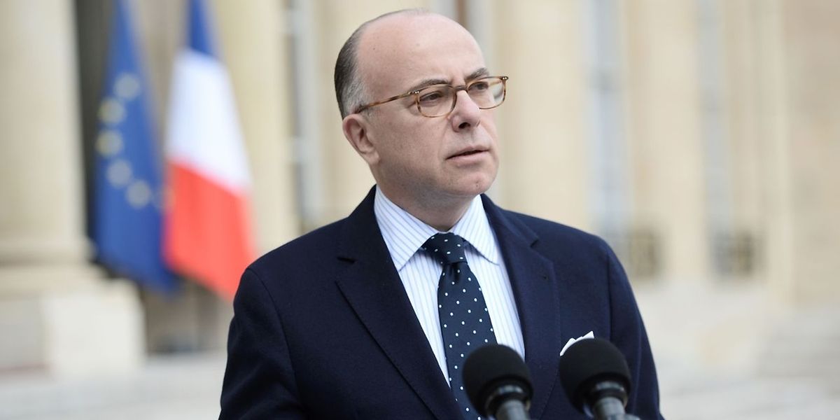 Le ministre de l'Intérieur Bernard Cazeneuve a annoncé mardi le déploiement de 1.600 policiers et gendarmes supplémentaires en France, après les "graves attentats" survenus à Bruxelles.