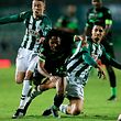 Os jogadores do Vitória de Setúbal Nuno Santos (E) e Fábio Cardoso (D) disputam a bola com Gelson Martins do Sporting durante o jogo do grupo A da Taça da Liga disputado no estádio do Bonfim em Setúbal, 4 de janeiro de 2017. MIGUEL A. LOPES/LUSA