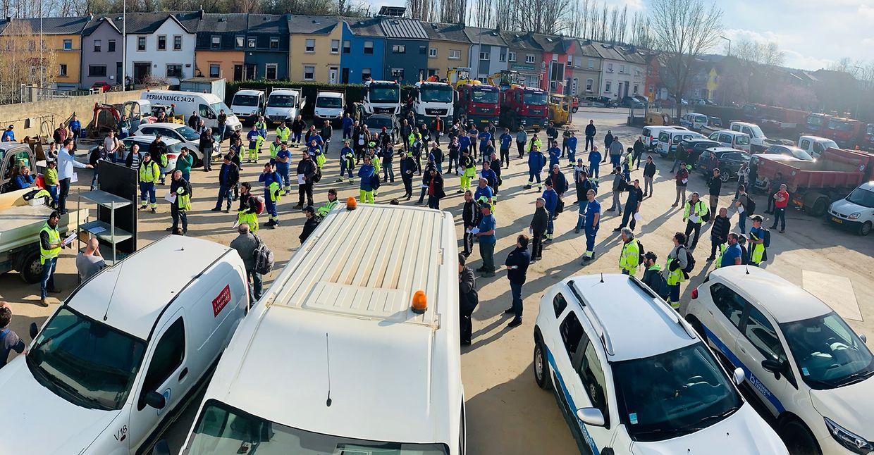 Réunion de crise dans la cour de Bonaria Frères. Chacun se tenait à distance réglementaire, les visages étaient graves, c'était particulièrement fort