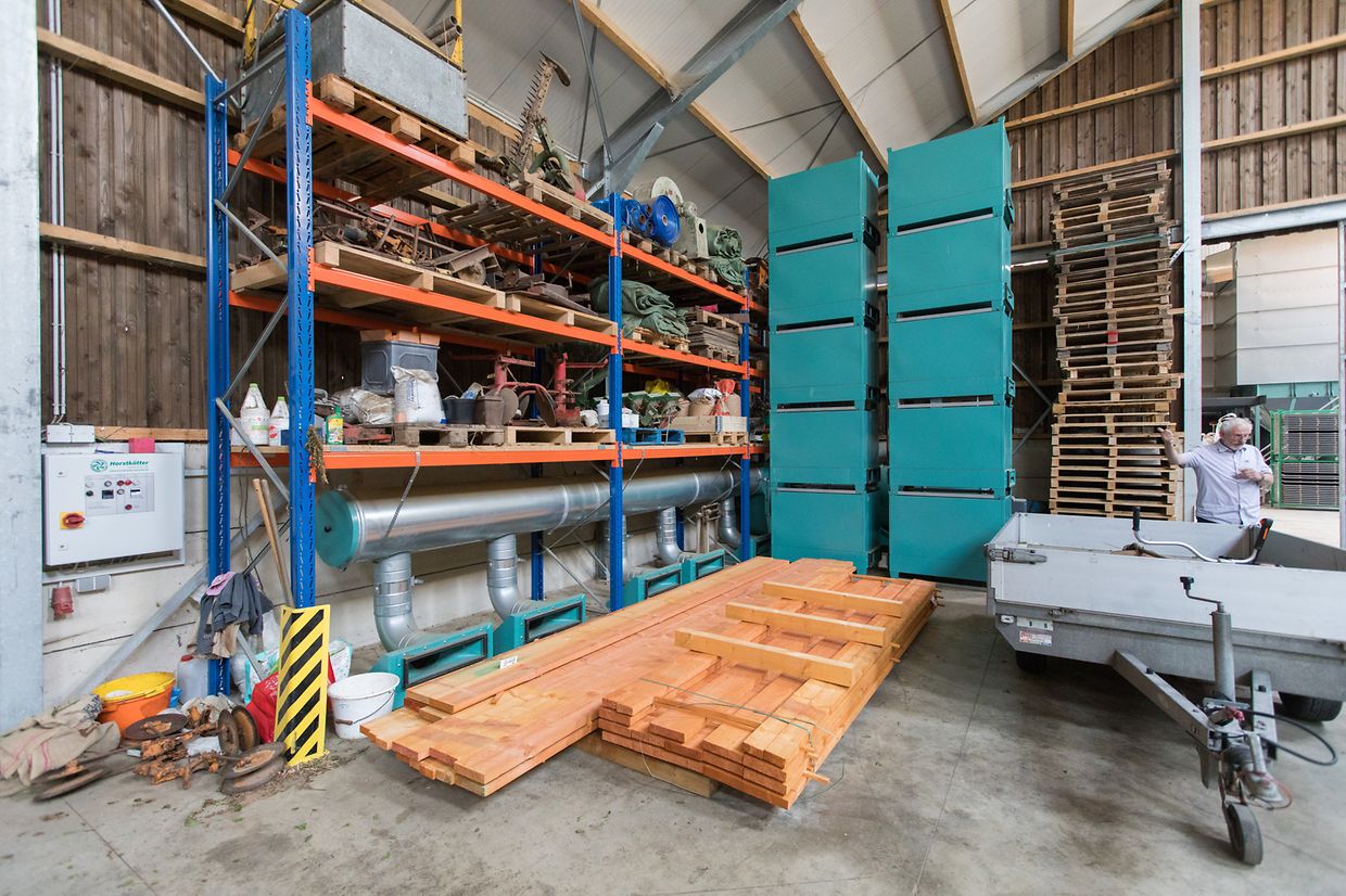Plusieurs granges servent à dépoussiérer les grains du chanvre puis à les stocker dans des silos tout au long de l'année.
