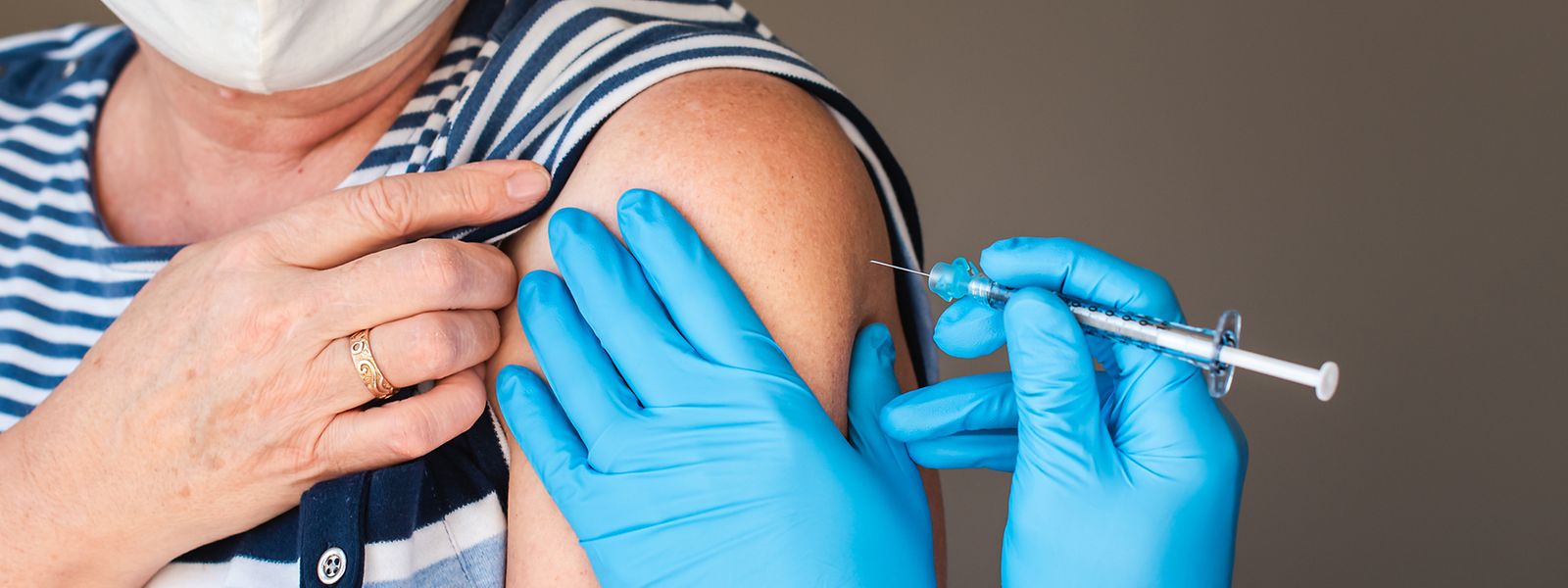 Faut-il ou non obliger les personnes de plus de 50 ans à se vacciner ? Le gouvernement tranchera la semaine prochaine.