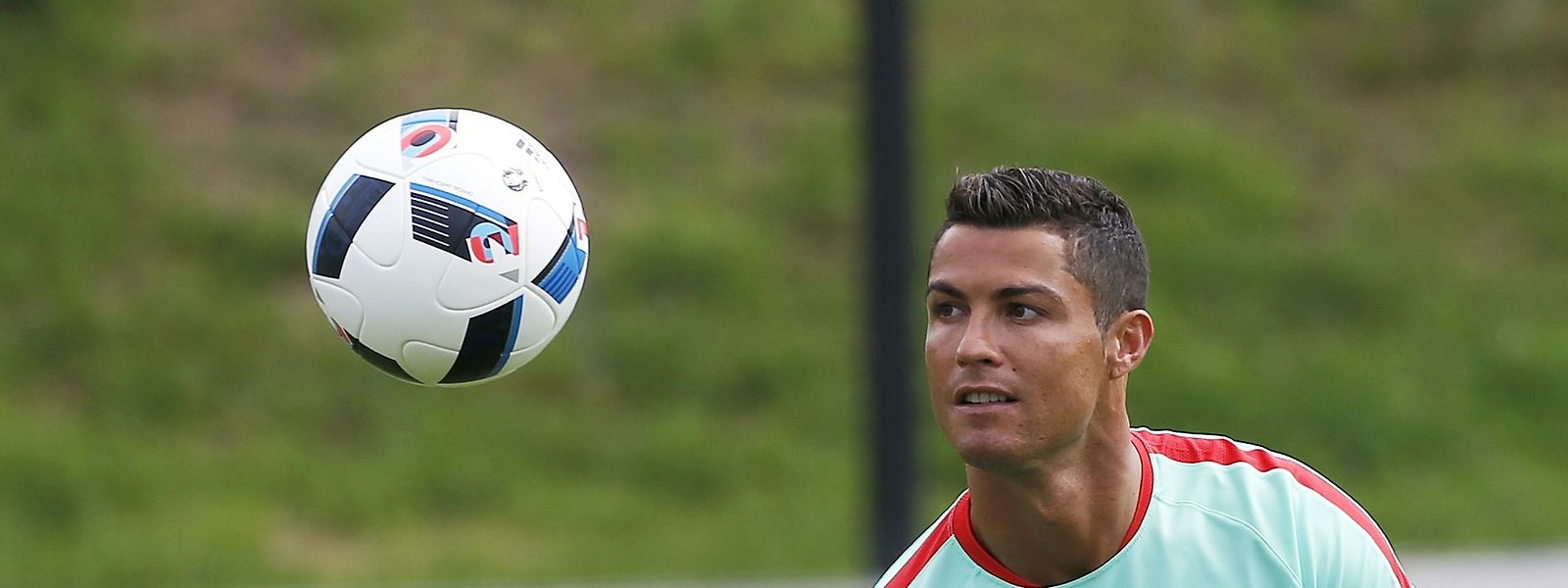 Os premiados serão escolhidos pelos treinadores, pelos futebolistas e pelos adeptos