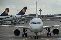 25.03.2019, Hessen, Frankfurt/Main: Eine Passagiermaschine der Lufthansa rollt zu ihrer Parkposition auf dem Flughafen. Durch anhaltende Softwareprobleme bei der Deutschen Flugsicherung (DFS) in Langen fallen zahlreiche Flüge in Deutschland aus oder sind verspätet. Foto: Boris Roessler/dpa +++ dpa-Bildfunk +++