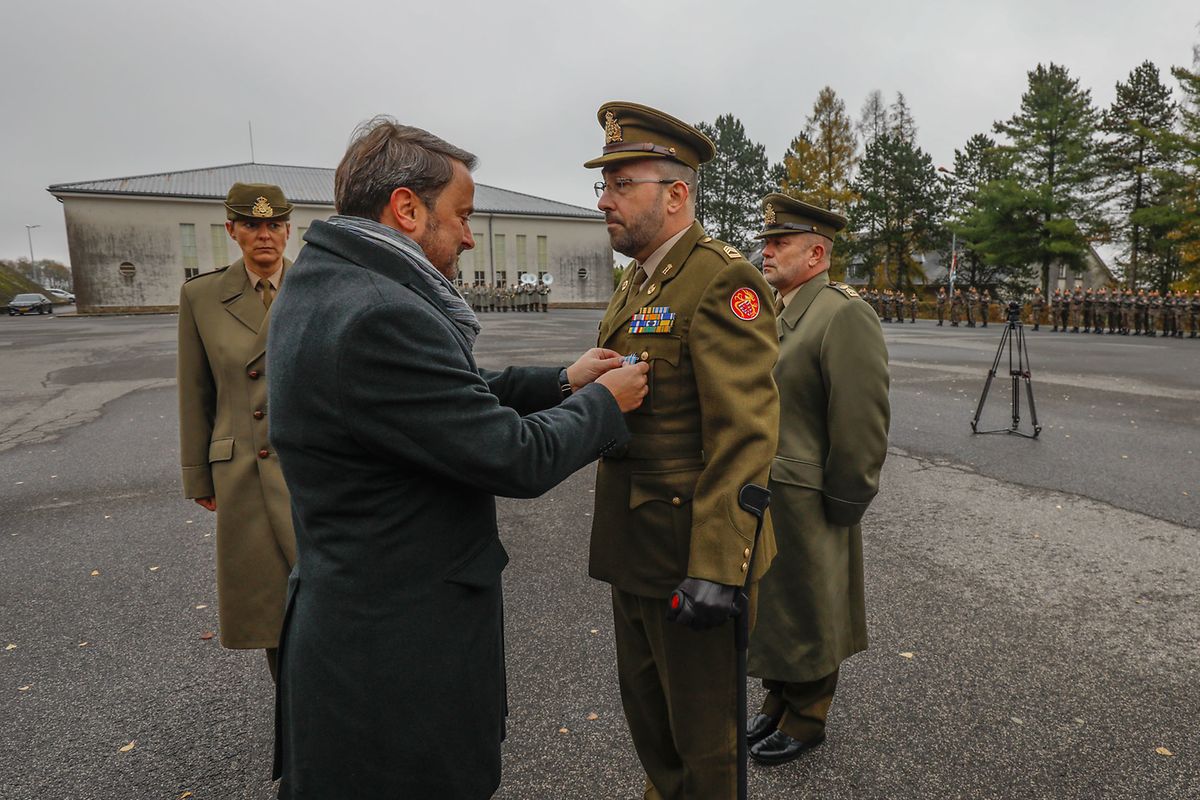 Premierminister Xavier Bettel ehrt Adjudant-chef John Lanser mit der Croix d'Honneur et de Mérite militaire.