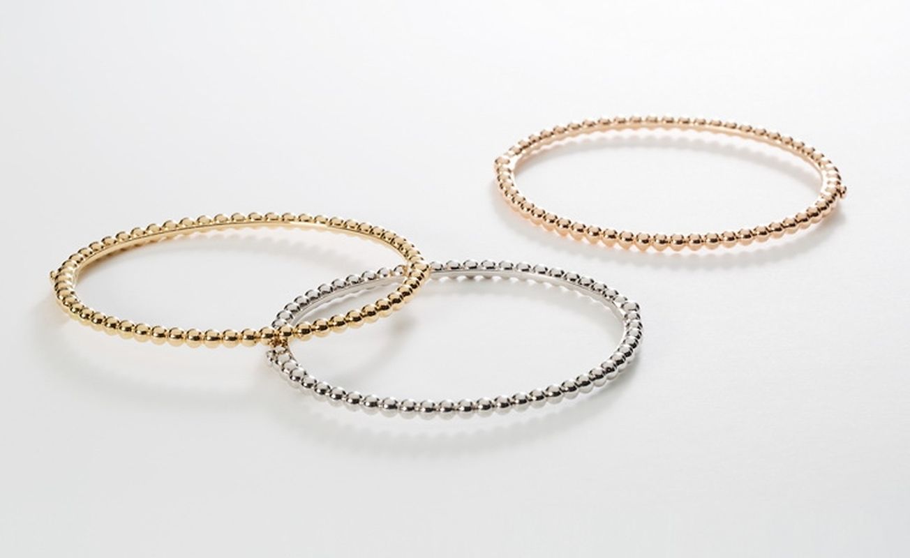 Verspielt und feminin – dieser ästhetische Anspruch von VanCleef & Arpels spiegelt sich in den neuen „Perlée“-Armbändern wider. Die feinen Goldperlen reihen sich dank einer aufwendigen Technik nahtlos aneinander.