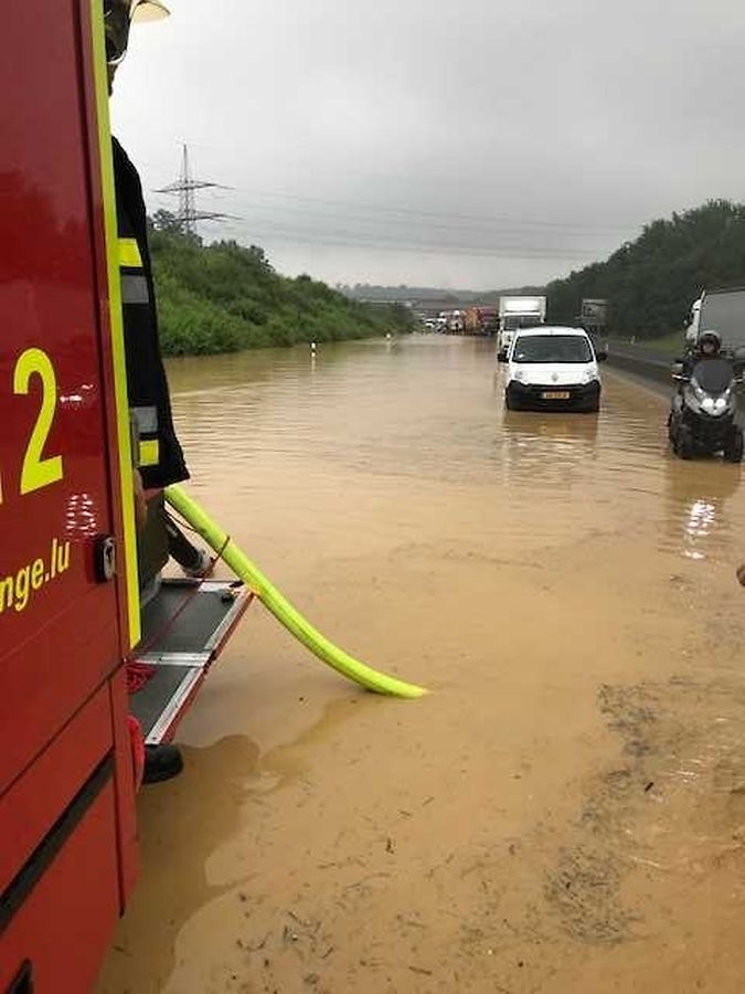 Die A3 wurde stellenweise komplett überflutet und musste gesperrt werden.