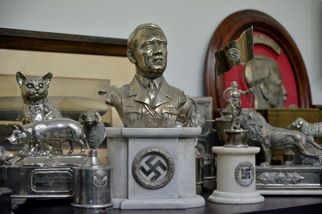Es ist eine bemerkenswerte Sammlung: Hitler-Büsten in verschiedenen Formen und Größen... 