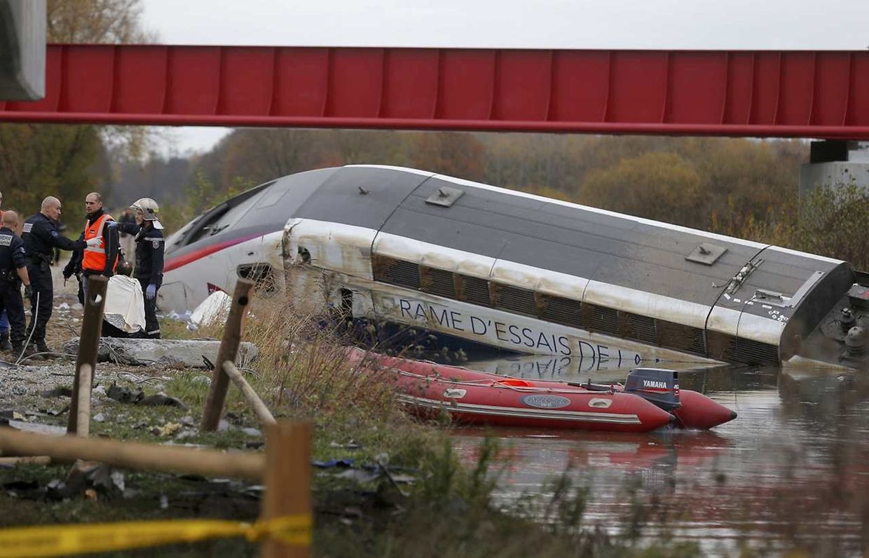 Rescue workers search the wreckage of a test TGV train that derailed and crashed in a canal outside Eckwersheim near Strasbourg, eastern France, November 14, 2015.      REUTERS/Vincent Kessler TPX IMAGES OF THE DAY  