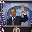 U.S. President Barack Obama waves goodbye to reporters after a statement and taking questions at the White House in Washington, August 1, 2014.      REUTERS/Larry Downing (UNITED STATES  - Tags: POLITICS)  