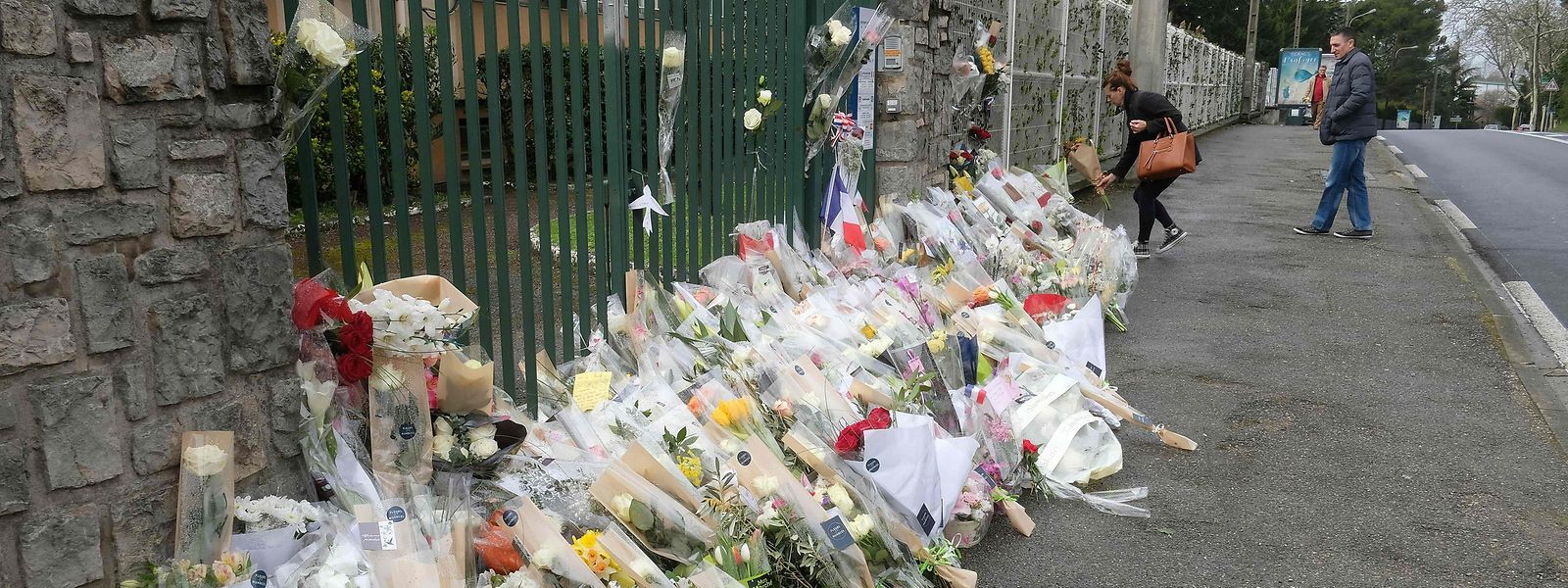 Vor der Gendarmerie in Carcassonne legten hunderte Menschen Blumen nieder.
