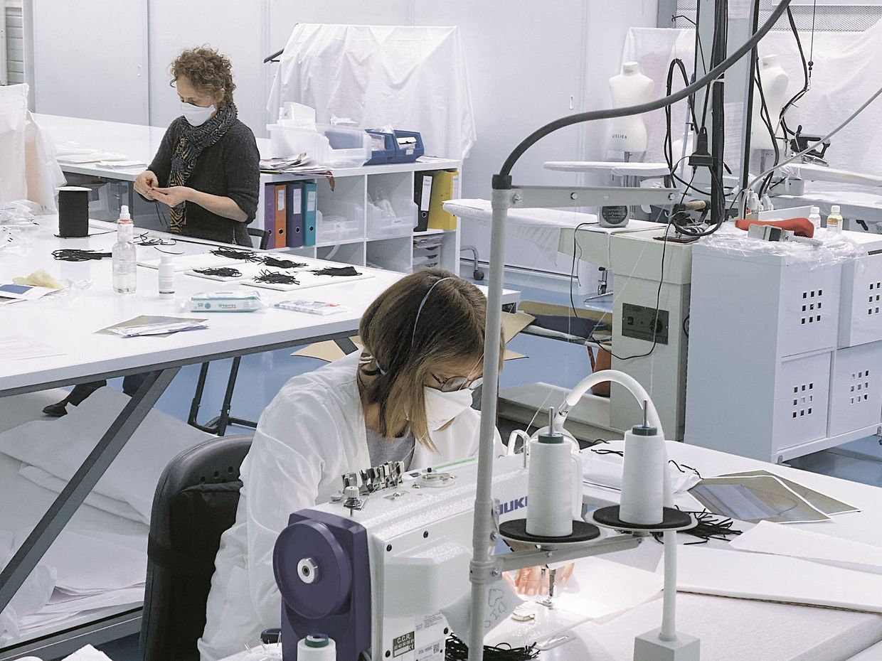 In Redon, rund eine Stunde nördlich von Nantes, fertigten die Schneiderinnen in den Ateliers bisher nur Kleidung für die Kinderlinie von Dior. Nun werden Schutzmasken produziert.