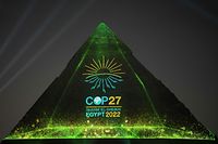 A handout picture released by the Egyptian Presidency of the 27th UN Climate Change Conference shows the illumination of Khafre Pyramid, one of the three ancient pyramids of Giza, on November 5, 2022. - Expectations are running high as leaders and diplomats from nearly 200 countries are set to gather for the November 6-18 COP27 conference, in a world justifiably anxious about its climate-addled future as deadly floods, heat waves and storms across the planet track with worst-case climate scenarios. (Photo by Egyptian Presidency of COP27 / AFP) / == RESTRICTED TO EDITORIAL USE - MANDATORY CREDIT "AFP PHOTO / HO / EGYPTIAN PRESIDENCY OF COP27" - NO MARKETING NO ADVERTISING CAMPAIGNS - DISTRIBUTED AS A SERVICE TO CLIENTS ==