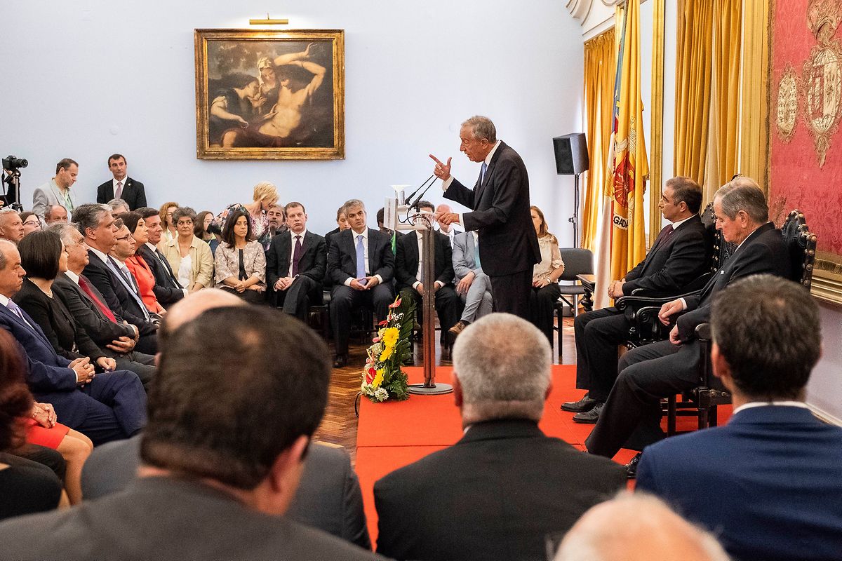 O Presidente da República, Marcelo Rebelo de Sousa (C), discursa após receber a " Chave de Honra do Município” pelas mãos do presidente da Câmara Municipal de Ponta Delgada, José Manuel Bolieiro (ausente na foto) nas comemorações do Dia de Portugal, de Camões e das Comunidades Portuguesas, Paços do Concelho de Ponta Delgada, Açores, 9 de junho de 2018. ANTÓNIO ARAÚJO/LUSA