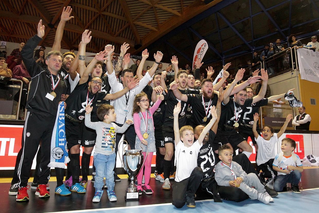 Gruppenfoto nach Finalsieg mit Pokal
Numa final electrizante, a ALSS/ FC Münsbach foi a mais feliz e conquistou a taça do Luxemburgo em futsal que na época passada lhe fugiu
