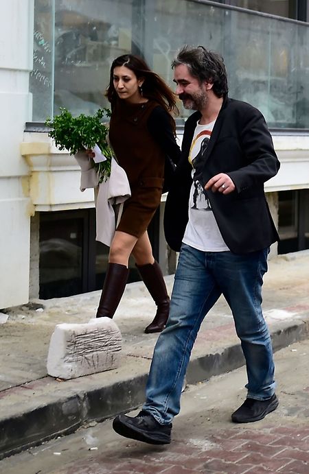 Deniz Yücel mit seiner Frau Dilek vor ihrer Wohnung in Istanbul, nachdem er am Freitag aus dem Gefängnis entlassen. 