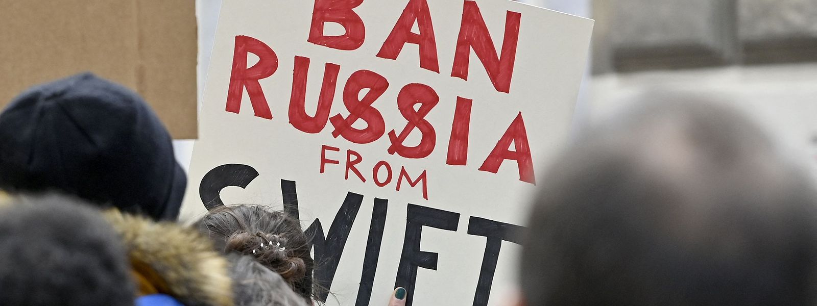Demonstranten forderten auch am Samstag einen Ausschluss Russlands vom internationalen Zahlsystem.