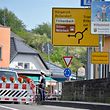 08.05.2020, Luxemburg, Echternach: Eine Polizistin steht neben einer Straßensperre auf der deutschen Seite der Grenzbrücke die unerlaubte Einreise nach Luxemburg. In Echternach (Luxemburg) protestierten Vertreter des Echternacher Gemeinderats und des Eifelkreises Bitburg-Prüm gegen die Schließung der Grenze zwischen Luxemburg und Deutschland. Foto: Harald Tittel/dpa +++ dpa-Bildfunk +++