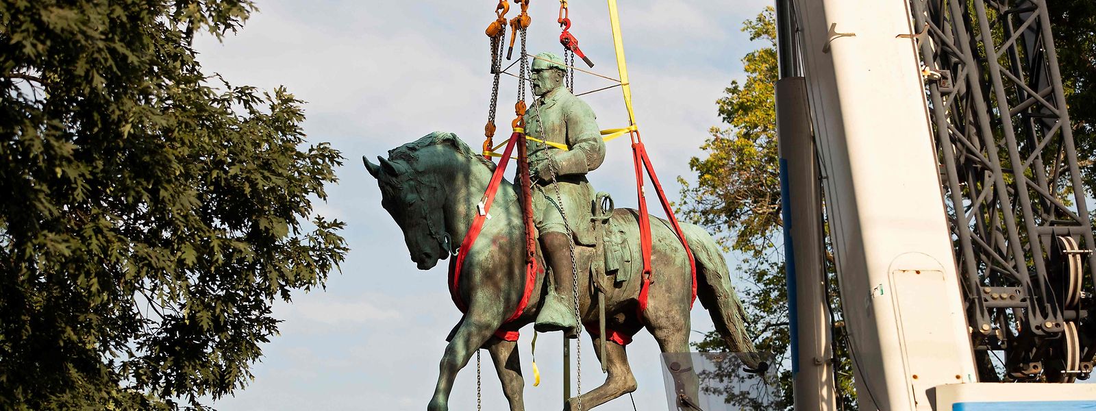 In Charlottesville wurde die umstrittene Statue von Robert E. Lee im vergangenen Juli mit einem Kran vom Sockel gehievt und aus der Öffentlichkeit entfernt.