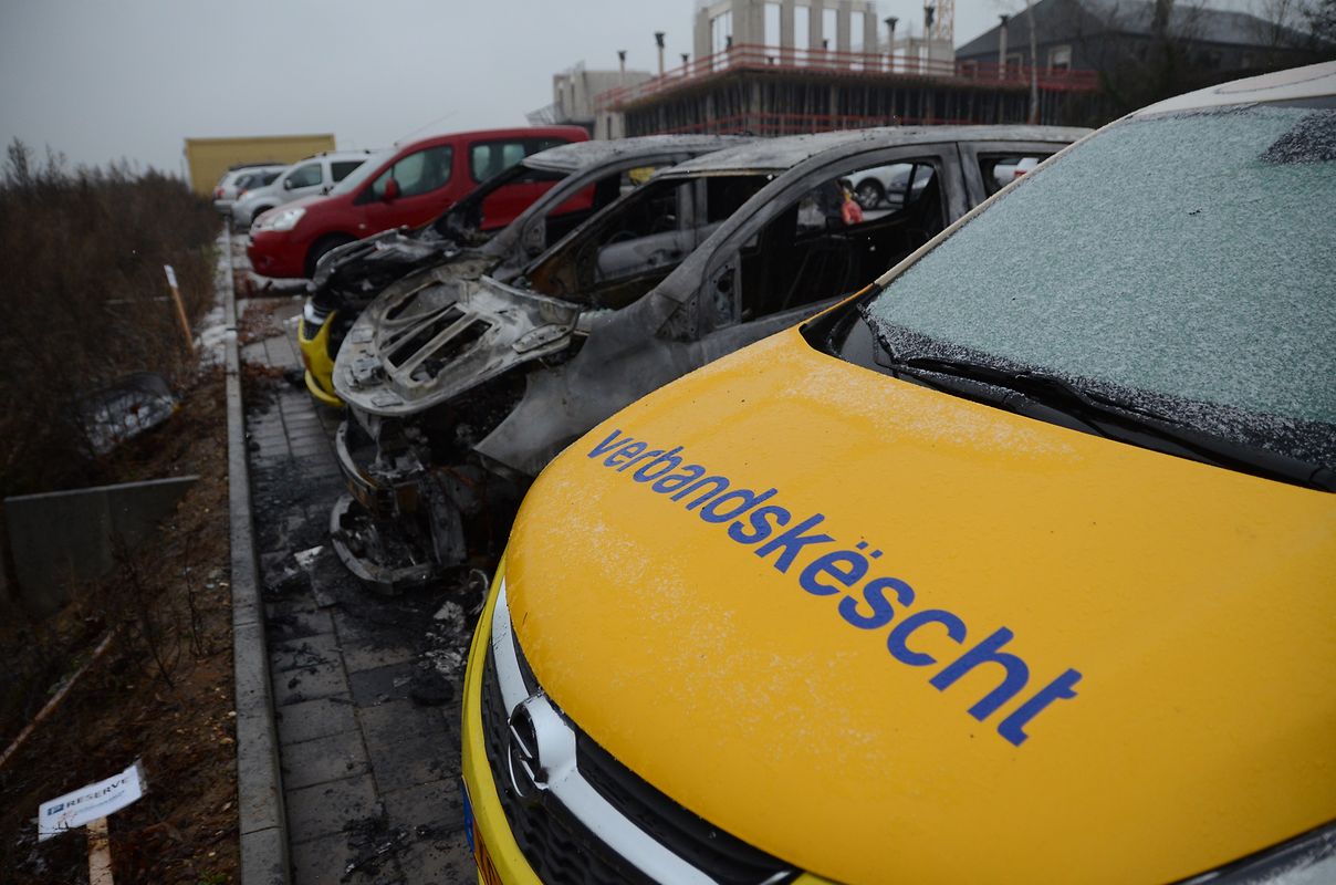 Zwei Autos brannten vollständig aus, zwei weitere wurden schwer beschädigt und sind als Totalschaden anzusehen.