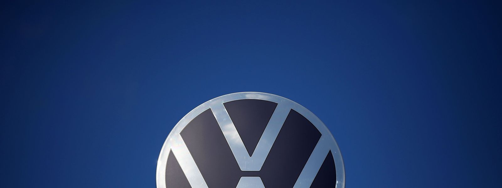 (FILES) In this file photo taken on February 28, 2020 The logo of German car maker Volkswagen (VW) is pictured at the company's headquarters in Wolfsburg on February 28, 2020. - A British court ruled in favour of tens of thousands of motorists on April 6, 2020 who were suing Volkswagen for compensation over the "dieselgate" emissions cheating scandal. (Photo by Ronny Hartmann / AFP)