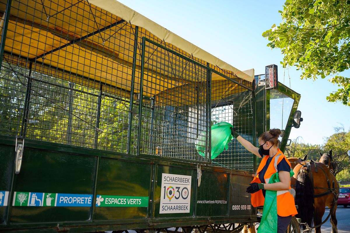 Kani De Muynck, Studentin, lädt Müllsäcke in den Pferdewagen des Sauberkeitsdienstes im Brüsseler Stadtteil Schaerbeek.