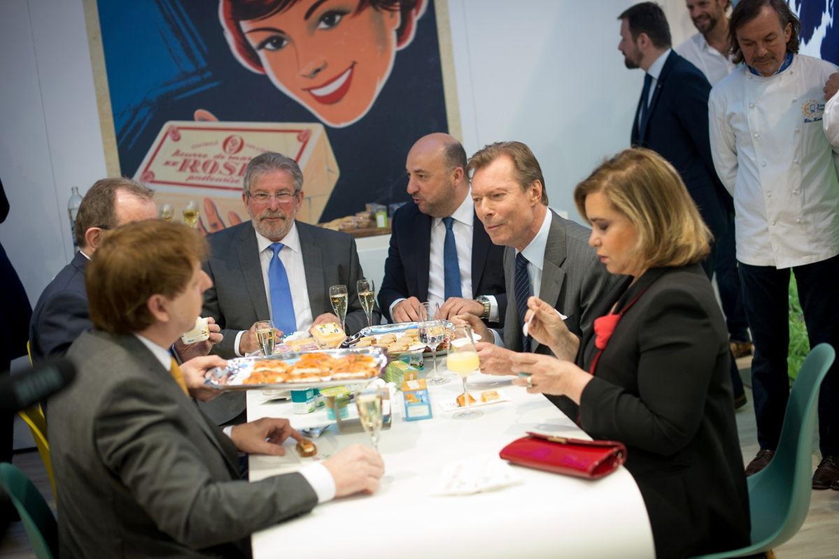 Auf dem Weg zu den Ausstellern: Das großherzogliche Paar auf Stippvisite auf der Frühjahrsmesse. 