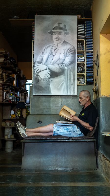 Afonso Torres da Silva no seu atelier com a pintura que ele mesmo fez de Louis Ensch.