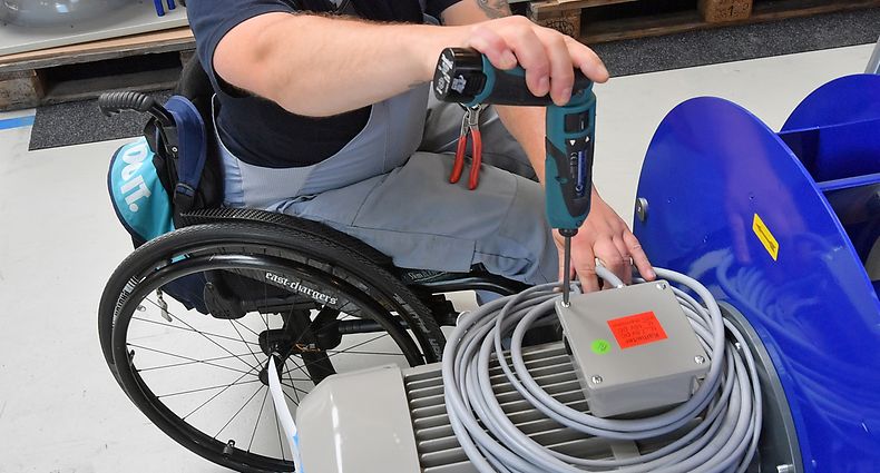 Ein Arbeitnehmer mit Behinderung in einer Werkstatt ist bislang trotz Quote die absolute Ausnahme.