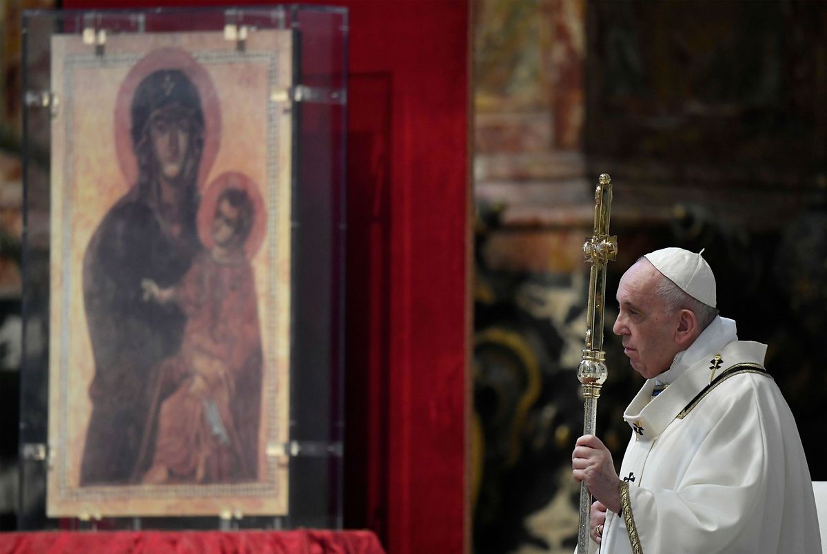 Papst Franziskus betrachtet beim Ostergottesdienst eine byzantinische Madonnen-Ikone.