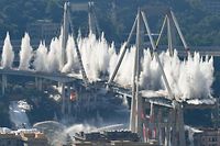 Explosive charges blow up the eastern pylons of Genoa's Morandi motorway bridge on June 28, 2019 in Genoa. - Some of the remains of Genoa's Morandi motorway bridge are set to be destroyed on June 28 almost eleven months after its partial collapse during a storm killed 43 people and injured dozens. (Photo by Vincenzo PINTO / AFP)