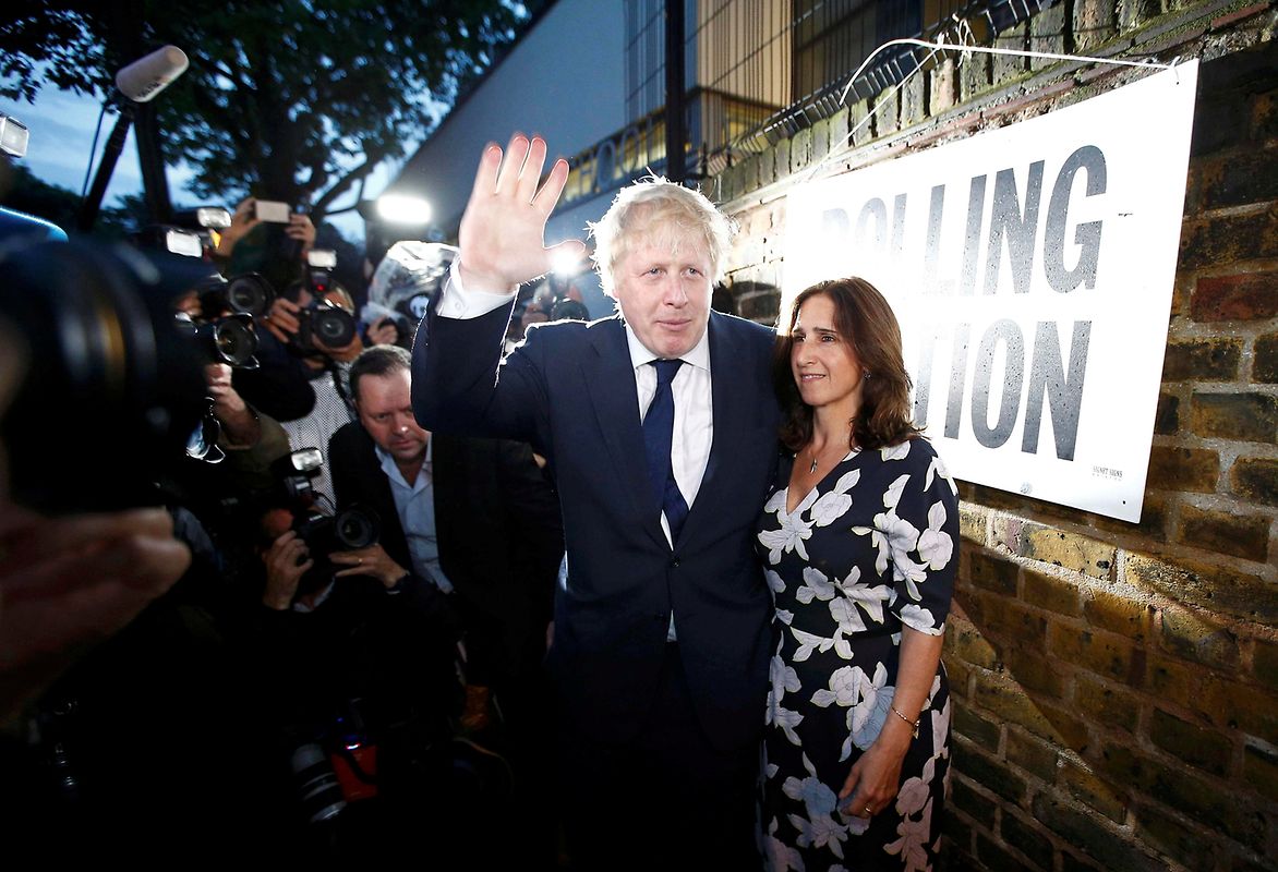 Brexit-Verfechter Boris Johnson kam auch in Begleitung seiner Frau ins Wahllokal. 