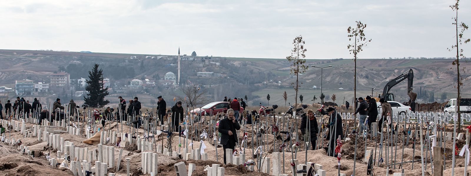 Menschen beklagen den Tod ihrer Angehörigen. Die Türkei hat nach den tödlichen Erdbeben in den südlichen Provinzen eine siebentägige Staatstrauer ausgerufen. 