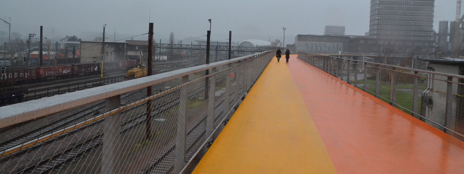Gelb ist für Fußgänger, orange für Radfahrer. 