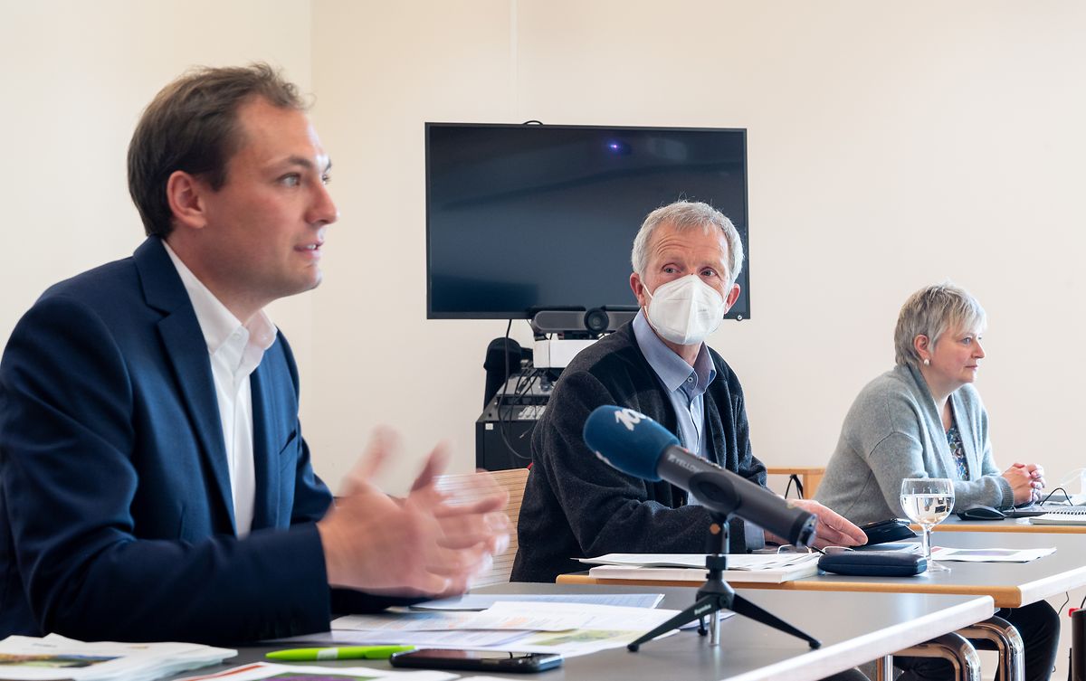 Der Präsident des Observatoriums für Umwelt François Benoy (Déi Gréng) zusammen mit den Agronomen Dr. Rainer Oppermann und Nadja Kasperczyk (v.l.n.r.).