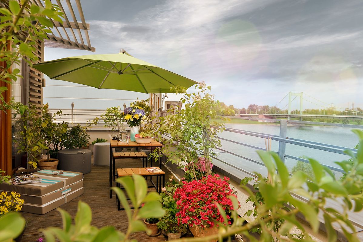 Leichte, stapelbare Möbelsysteme machen auch auf kleineren Grundrissen wie etwa lauschigen Stadtbalkonen eine gute Figur.