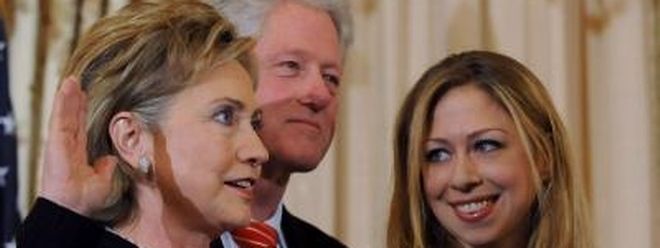 US-Außenministerin Hilary Clinton (l.) mit Ehemann Bill (M) und Tochter Chelsea (r.) bei ihrem Amtseid.