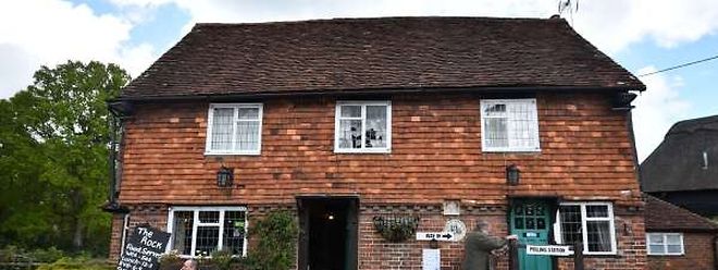 Selbst in den kleinsten Dörfern sind Wahlstationen eingerichtet, zum Beispiel hier im Pub "The Rock Inn" in Chiddingstone Hoath.