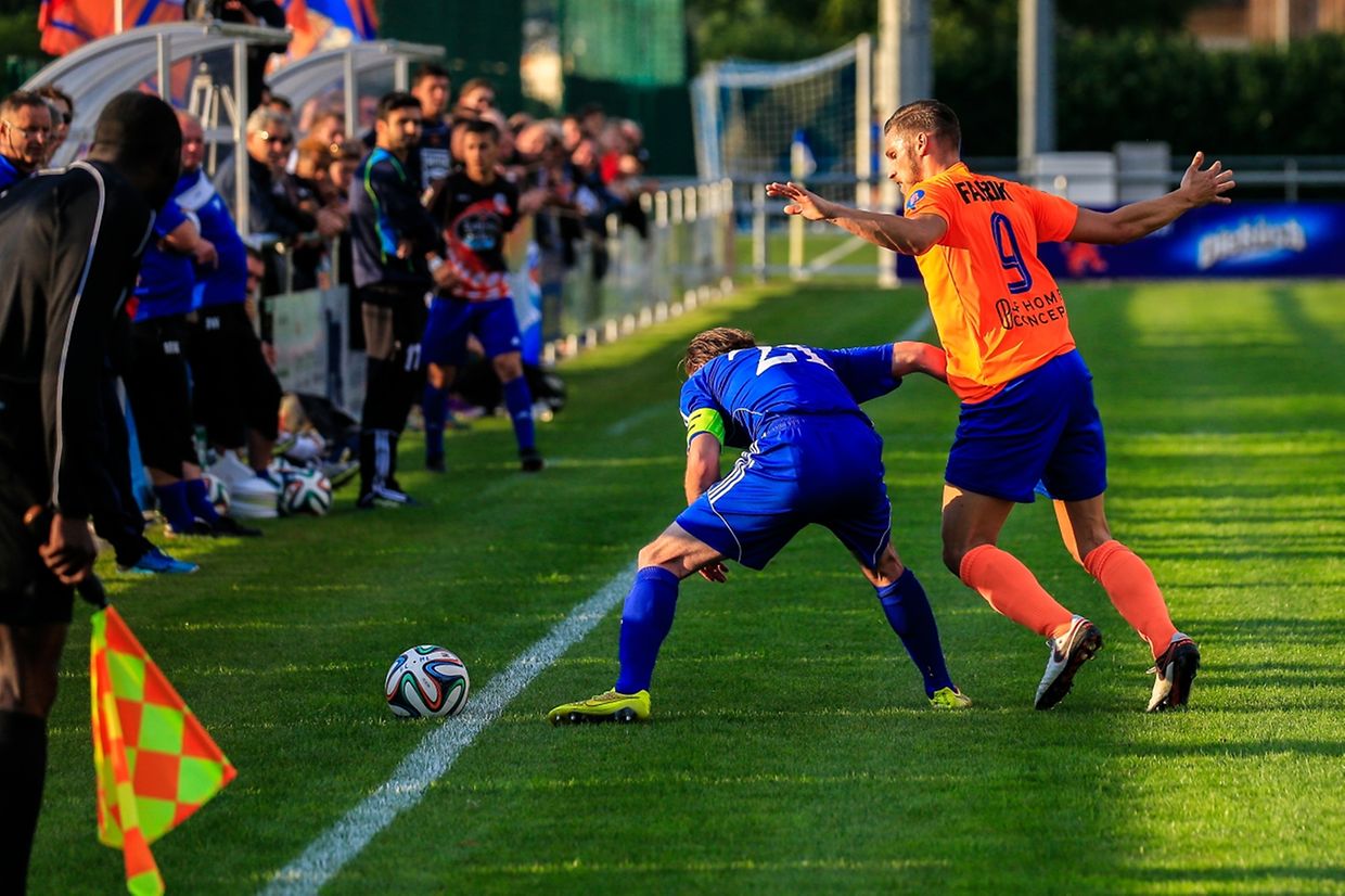 Lintgen - Lorentzweiler 4-1- Johnny Pintar au pressing sur le capitaine du Minerva Ben Zeches.