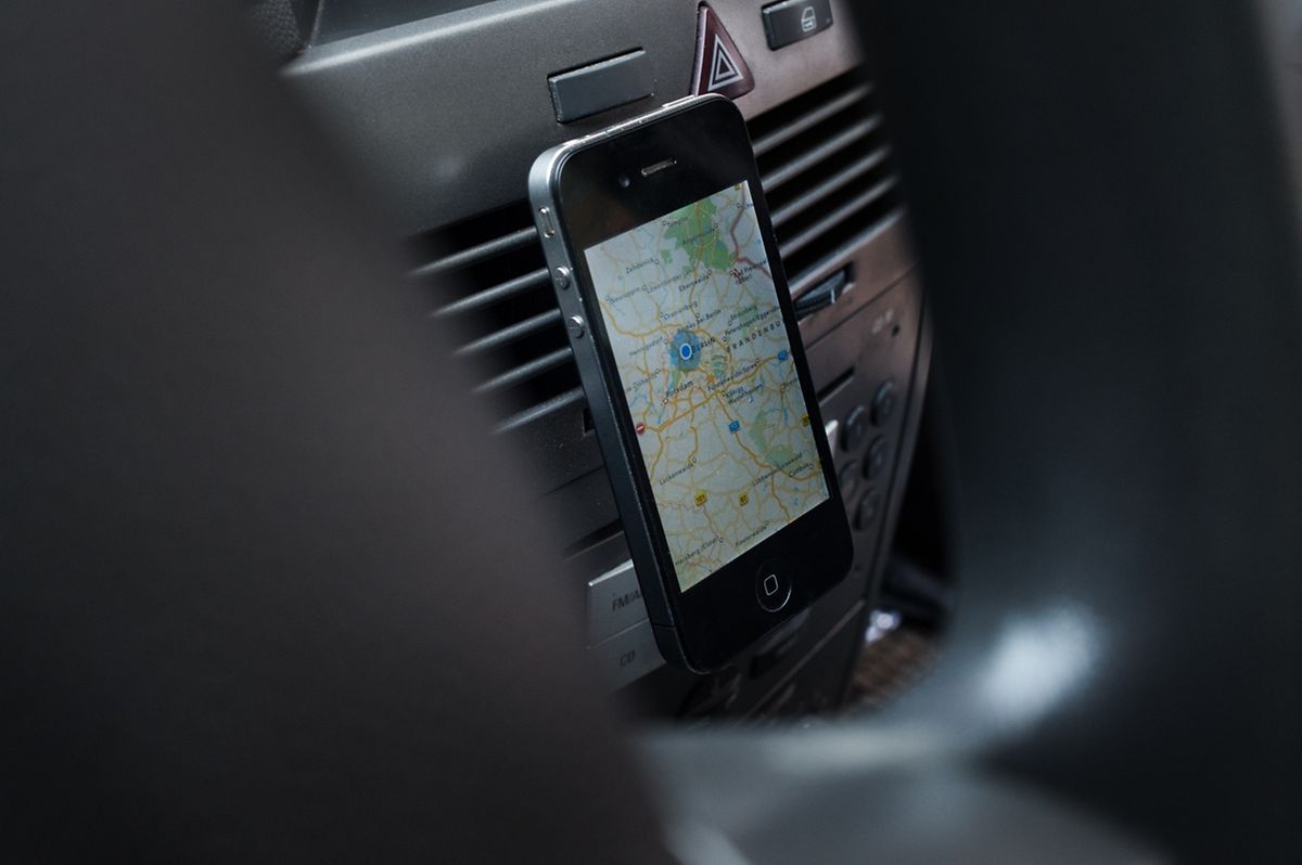 Nur so sicher und erlaubt während der Fahrt: Das Smartphone müssen Autofahrer mit einer Halterung koppeln, um es beispielsweise als Navi nutzen zu dürfen.