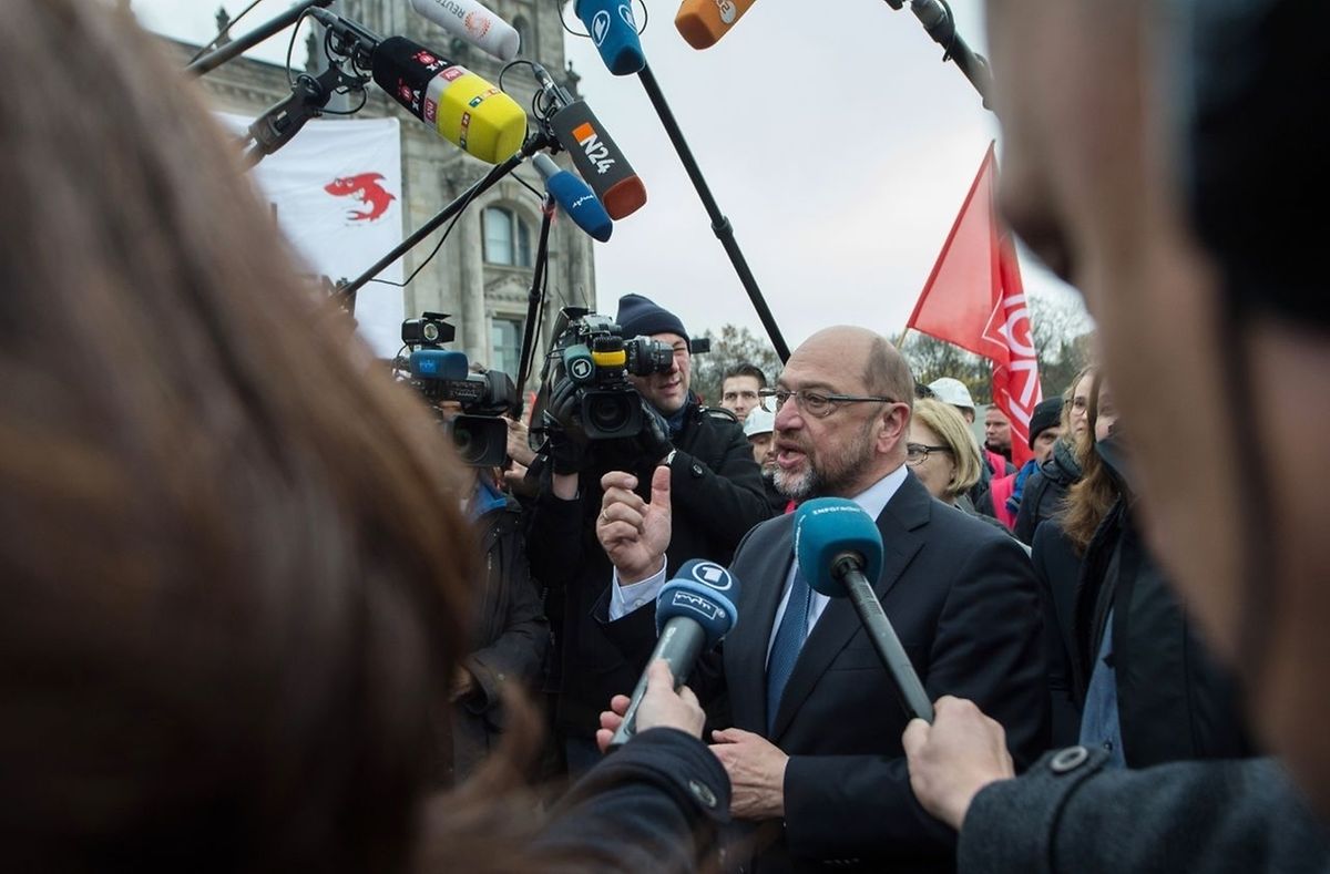 Leader of the Social Democratic Party (SPD), Martin Schulz talk to employees of German industrial conglomerate Siemens who demonstrate in front of the Reichstag building on November 21, 2017 in Berlin
