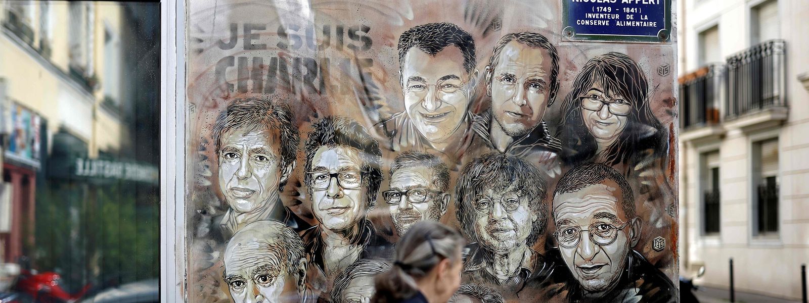 In der Pariser Rue Nicolas-Appert, damals der Sitz von „Charlie Hebdo“, erinnert ein Werk des Straßenkünstlers Christian Guemy an den Anschlag der Brüder Chérif und Saïd Kouachi und ihre Opfer.