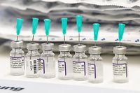 ARCHIV - 13.11.2021, Niedersachsen, Osnabrück: Impfampullen zur Impfung gegen das Coronavirus stehen bereit.      (zu dpa «Fast 30 000 Impfdurchbrüche in Niedersachsen gemeldet») Foto: Lino Mirgeler/dpa +++ dpa-Bildfunk +++