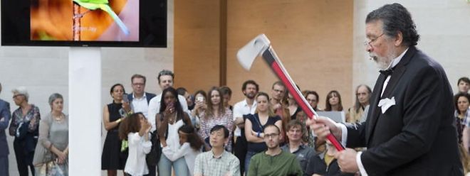 Faut-il casser le Mudam? (Piano Destruction, une performance de Raphael Montanez Ortiz en juillet 2014).